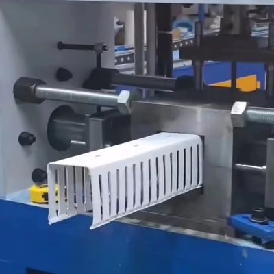 acheter Chine Shenzhen HYPET Machine à fabriquer des chemins de câbles PVC à grande vitesse quatre stations / Ligne de production d'extrusion de goulottes de câblage PVC online manufacture