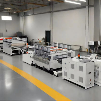 comprar Linha de produção de extrusão de chapas de cristal de carbono HYPET de Shenzhen/Manufator de máquinas de fabricação de equipamento para placas de espuma de PVC de três camadas online manufacture